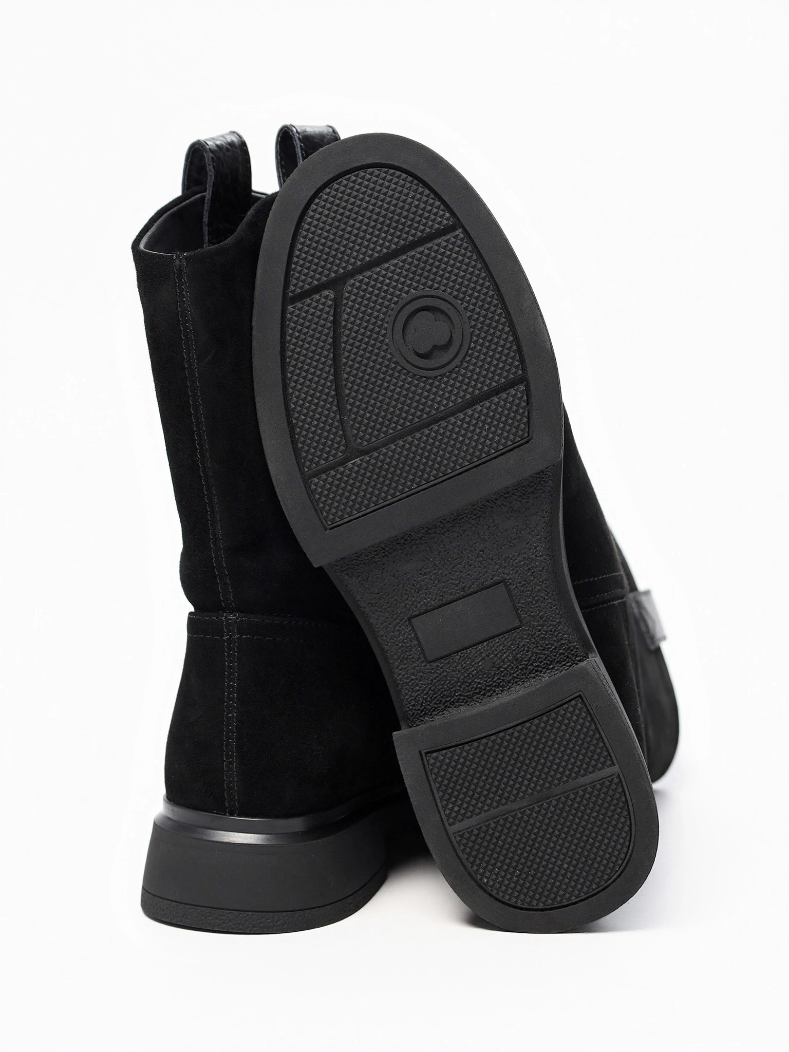 Ботинки черного цвета без застежки на среднем каблуке